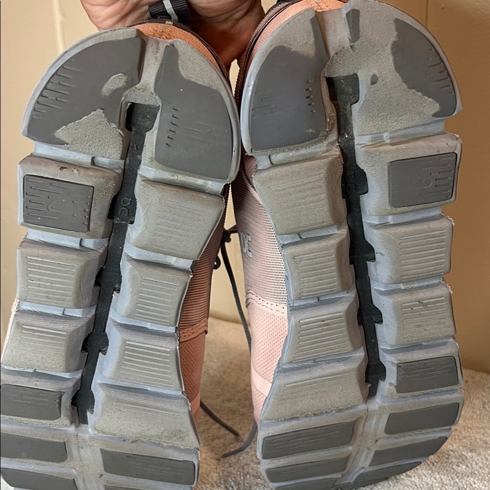 On Running Blush and Charcoal Shoes - Picture 5 of 9